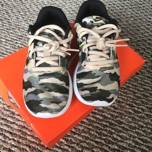 NIKE Camo Camouflage Boys Flex Runner sneakers 1y